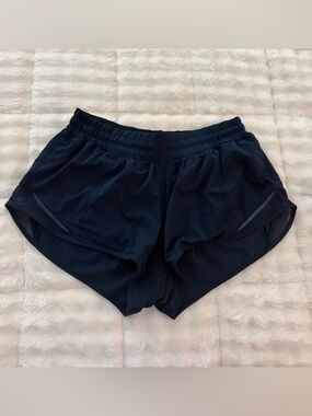 Lululemon Hotty Hot 2.5” shorts